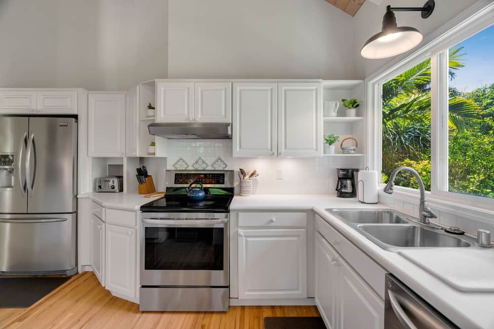 Coffee/tea maker, fridge, microwave, oven