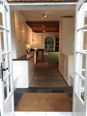 Kühlschrank, Mikrowelle, Ofen, Geschirrspüler