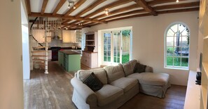 Smart-TV, Kamin, Tischtennisplatte, Bücher