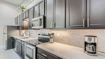 Refrigerador, microondas, horno, placa de cocina