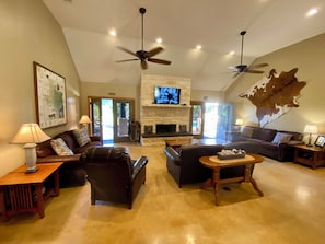 Interior - Copa Vino - Luxury Lodge, Pool w/Sundeck, Cabana, King bds, 2 minutes 2 Frio! (Concan)
