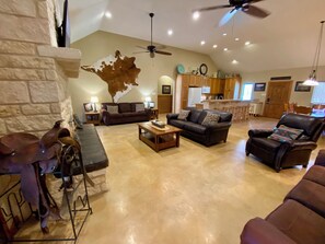 Smart TV, fireplace, books - Copa Vino - Luxury Lodge, Pool w/Sundeck, Cabana, King bds, 2 minutes 2 Frio! (Concan)