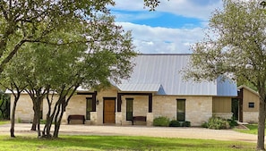 Exterior - Copa Vino - Luxury Lodge, Pool w/Sundeck, Cabana, King bds, 2 minutes 2 Frio! (Concan)