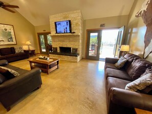 TV connectée, cheminée, livres, chaîne hi-fi