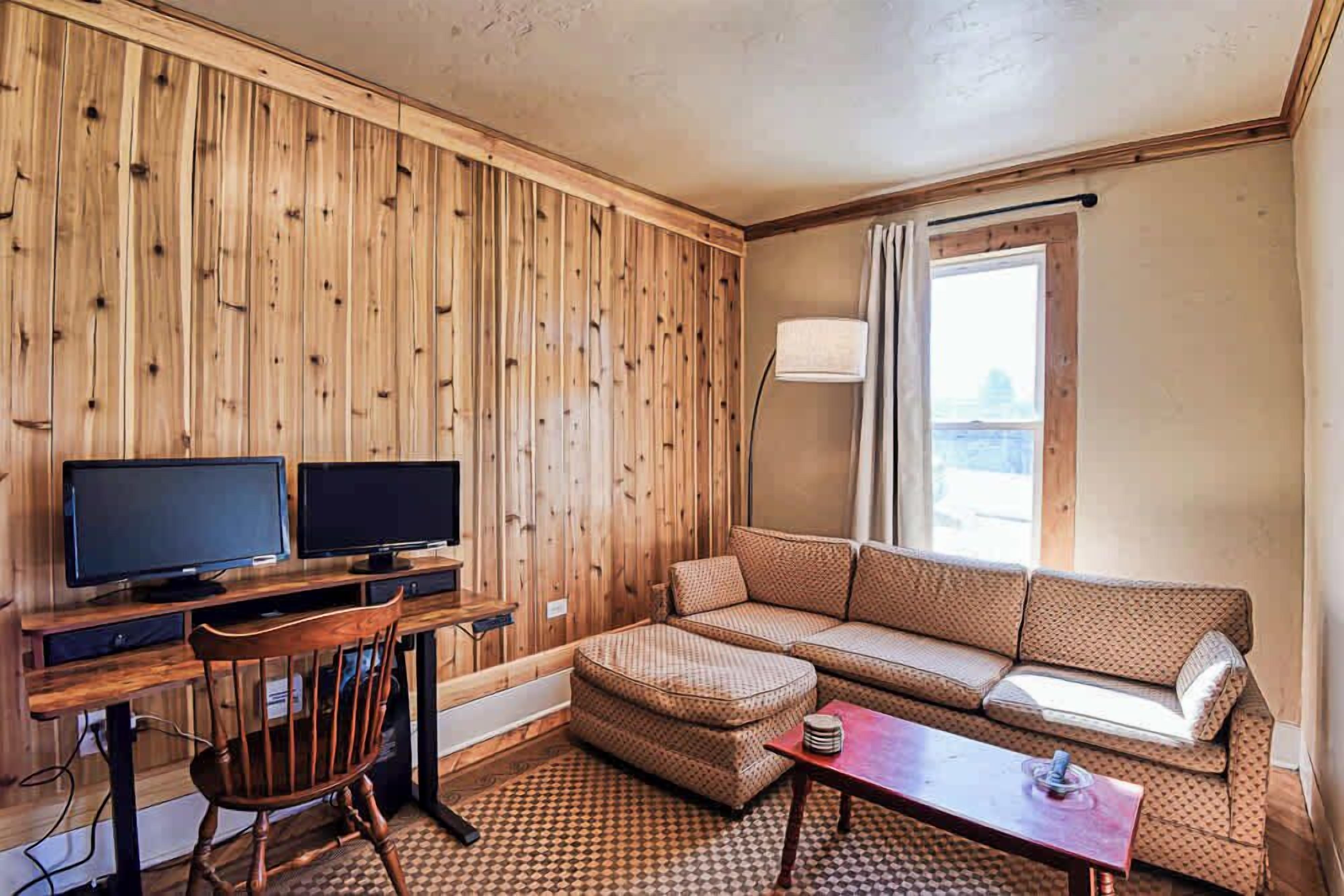 Televisión, chimenea y oficina 