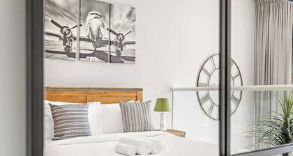 Contemporary Villa with a Stunning Garden & Parking