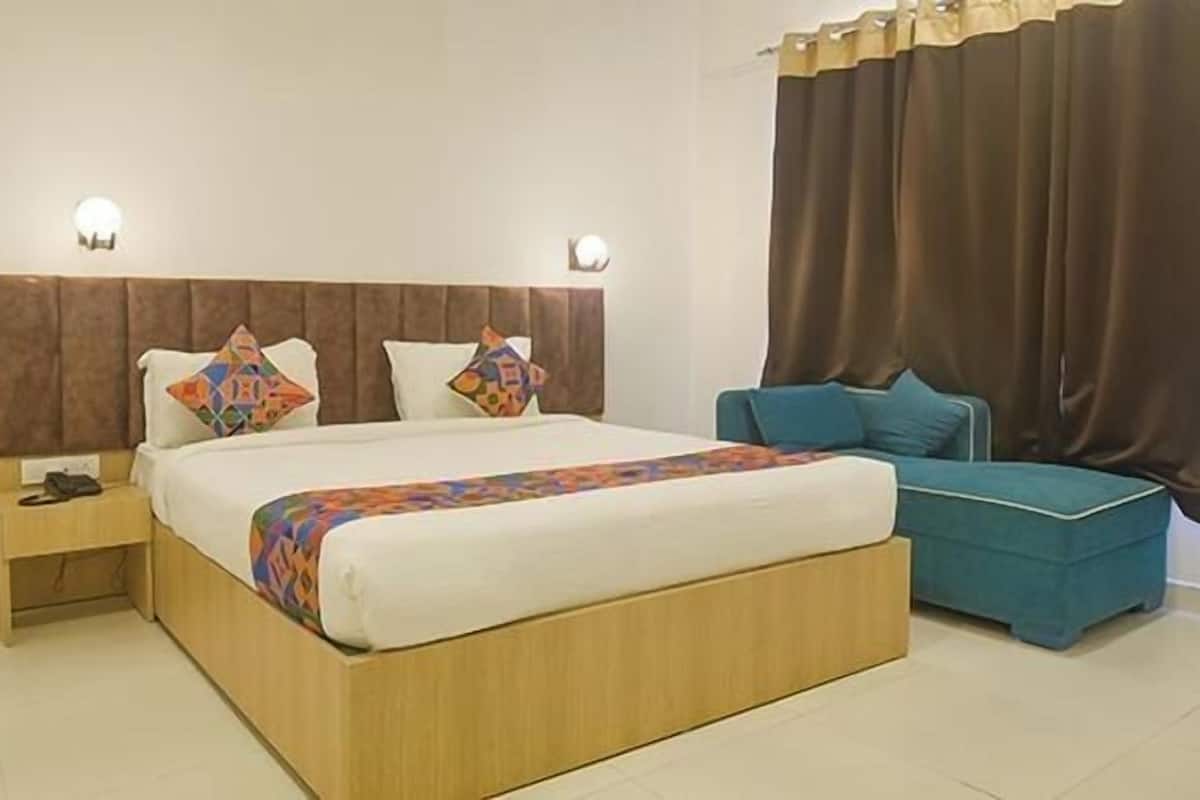 Deluxe Room | Desk, laptop workspace, soundproofing, iron/ironing board