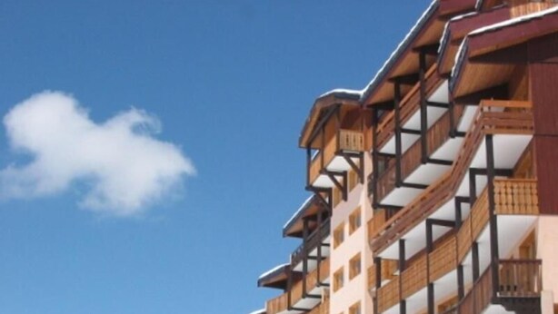 A multi-story hotel with wooden balconies and a snow-covered roof. - Ski-in/ski-out & foot of the slopes, 4th floor, view ski slopes, balcony, tv, 29m², La Plagne (La Plagne)