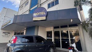 Un edificio de hotel con un letrero que dice 'HOTEL EXECUTIVO PRIME'.