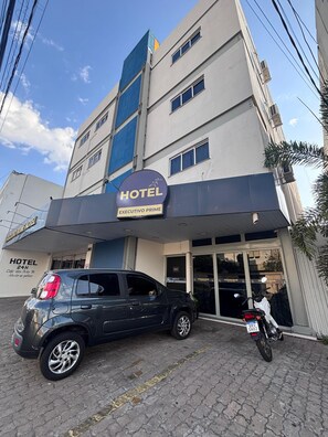 Vista frontal de la propiedad