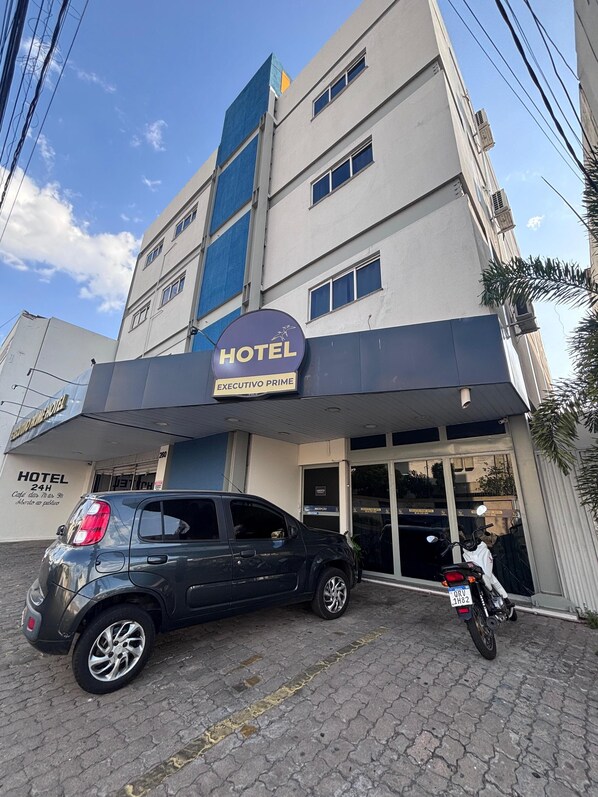 A hotel building with a sign reading "HOTEL EXECUTIVO PRIME". - Executivo Prime Hotel (Teresina)