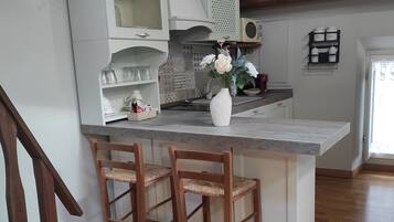 Frigorifero, microonde, piano cottura, macchina per tè/caffè