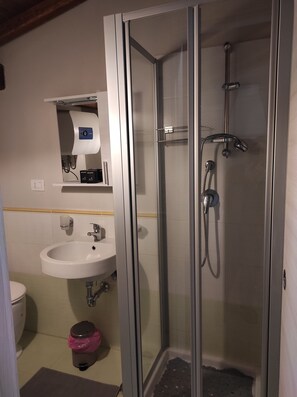 Shower, hair dryer, bidet, towels - Enchanting suite in San Pellegrino, in the heart of Viterbo's historic center (Viterbo)
