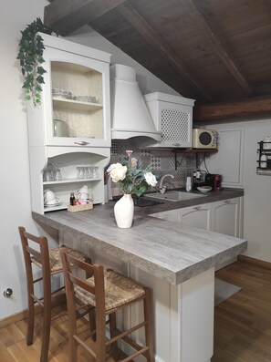Kühlschrank, Mikrowelle, Herdplatte, Wasserkocher mit Kaffee-/Teezubehör