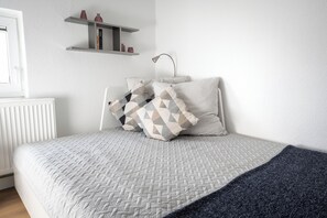 2 bedrooms, blackout drapes, soundproofing, iron/ironing board - Zentral am Stadtwald (Hannover)