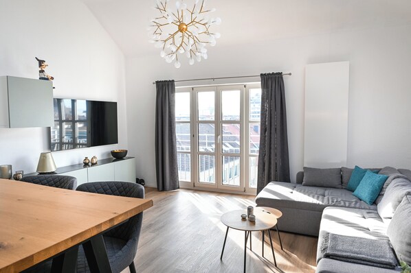 Exclusive Apartment | Living area | Flat-screen TV, DVD player - Zentral am Stadtwald (Hannover)