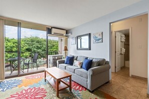 Condo, 2 Bedrooms | Living area
