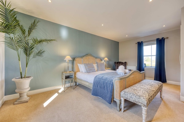 4 bedrooms, desk, iron/ironing board, travel cot