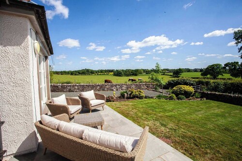 Farmhouse Retreat with Large Hot Tub