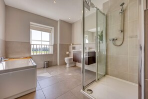 Douche, sèche-cheveux, serviettes fournies