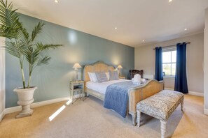 4 habitaciones, escritorio y tabla de planchar con plancha