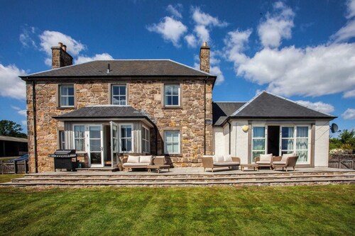 Farmhouse Retreat with Large Hot Tub