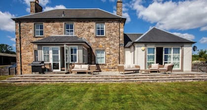 Farmhouse Retreat with Large Hot Tub