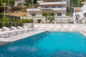 A heated pool - Holiday Resort Almissum - Luxury 11-bedroom villa (Dugi Rat)
