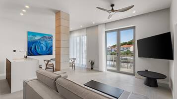 Een televisie en een tafeltennistafel