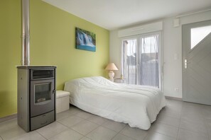 2 bedrooms, iron/ironing board