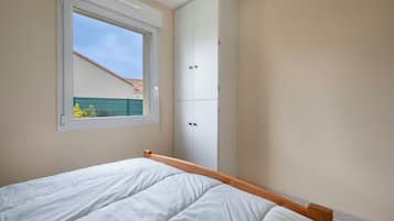 1 chambre, fer et planche Ă  repasser