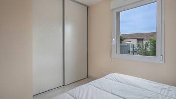 1 slaapkamer, een strijkplank/strijkijzer