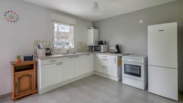 Réfrigérateur, four, cafetiÚre/bouilloire, bouilloire électrique