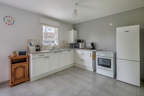 Frigorifero, forno, macchina per tè/caffè, bollitore elettrico