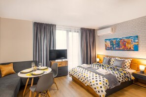 Monolocale Standard, balcone, vista città | Tende oscuranti, insonorizzazione, ferro/asse da stiro, Wi-Fi gratuito