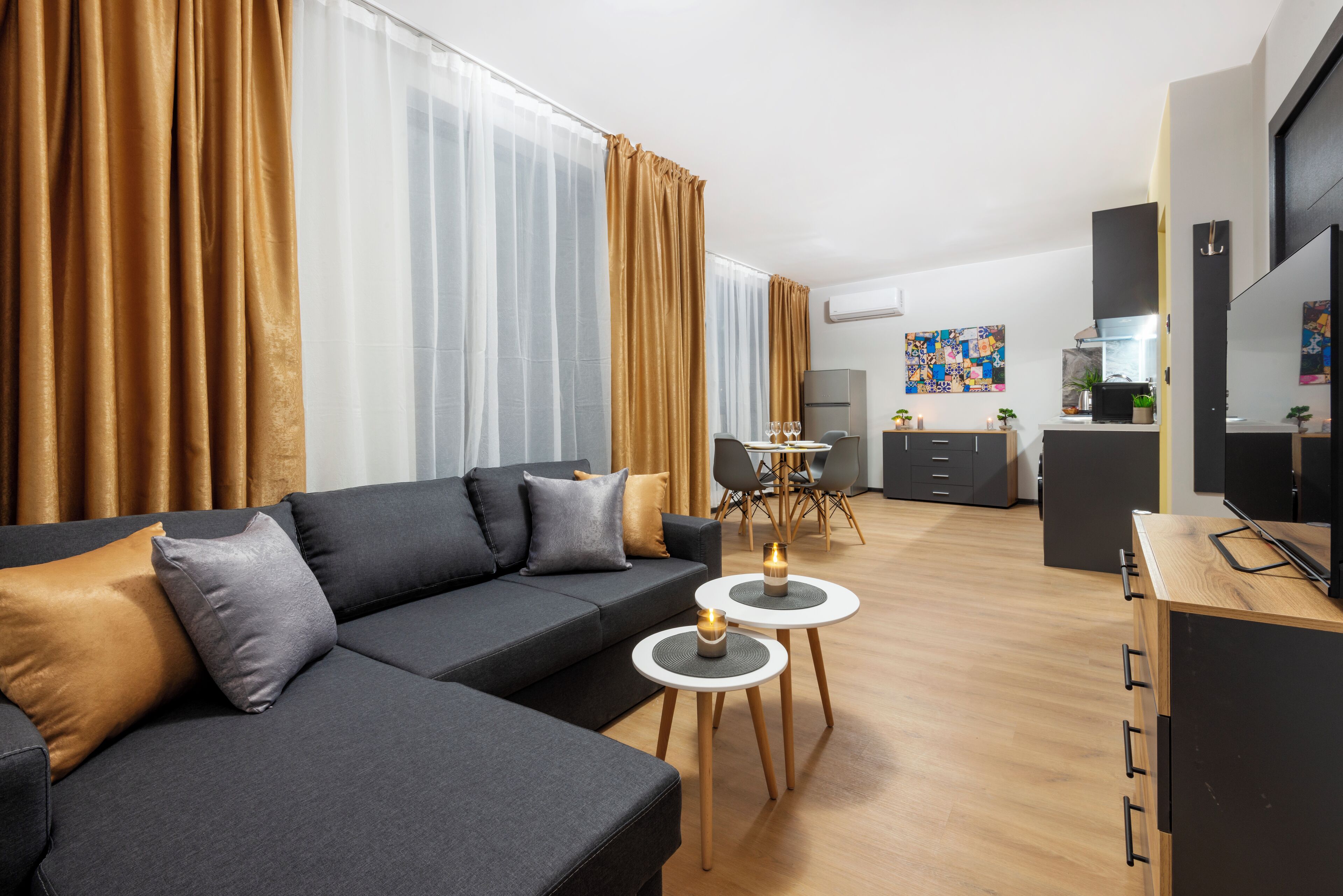Apartamento estándar, balcón, vistas a la ciudad | Cortinas opacas y sistema de insonorización