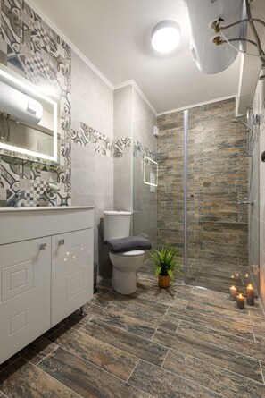 Rideaux occultants, chambres insonorisées, fer et planche à repasser