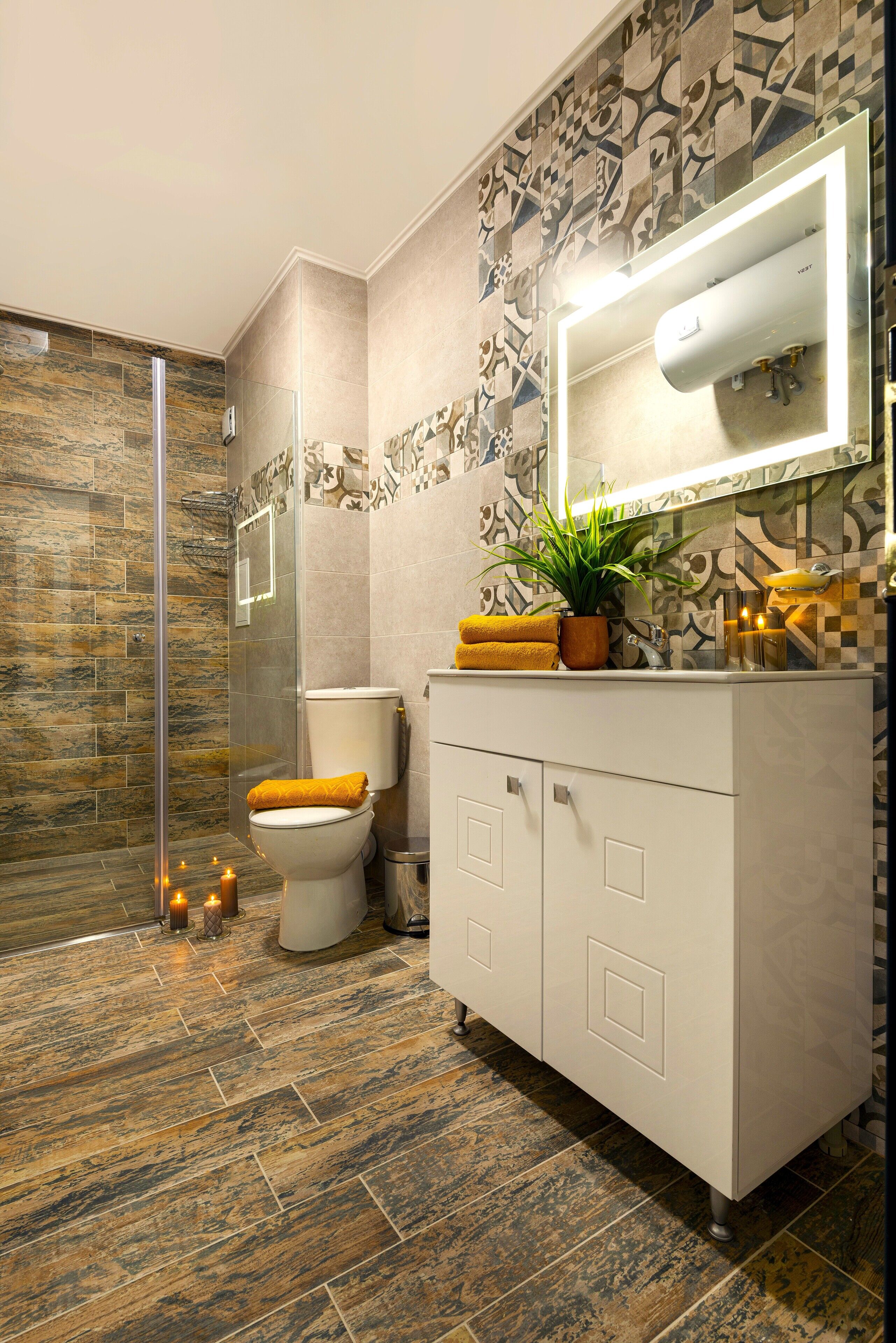 A bathroom with a shower, toilet, and vanity.