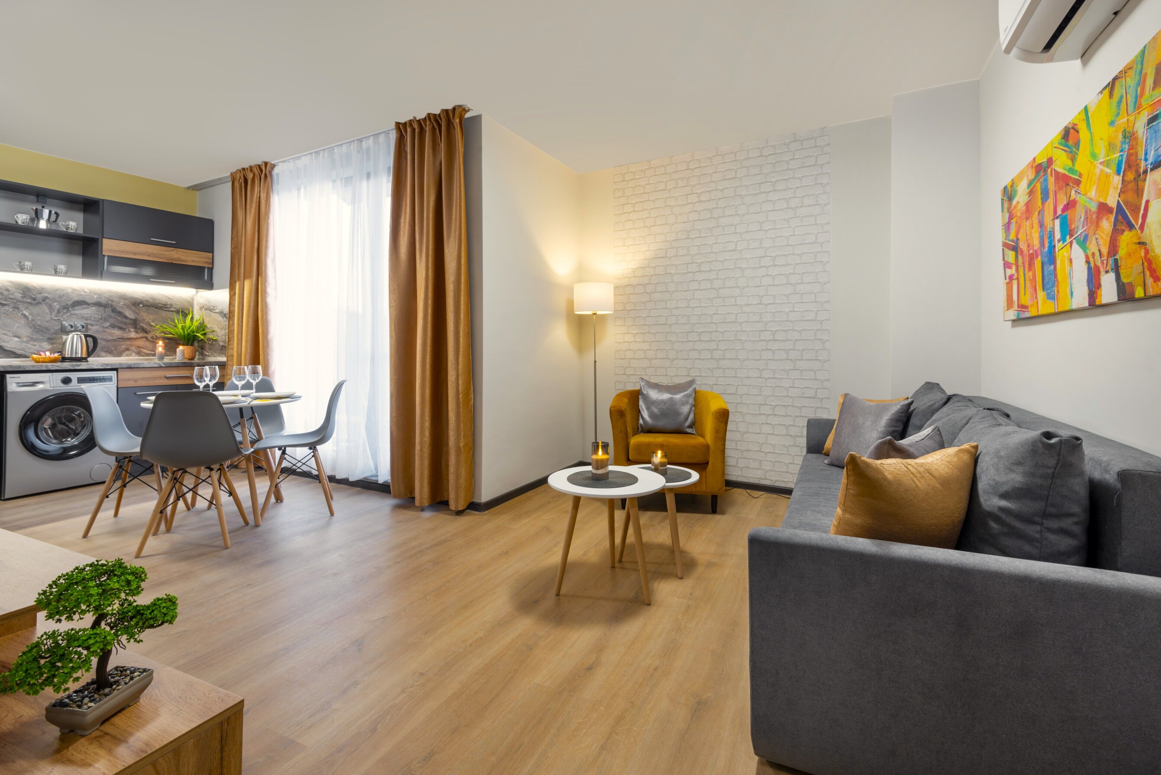 Apartamento estándar, balcón, vistas a la ciudad | Cortinas opacas y sistema de insonorización
