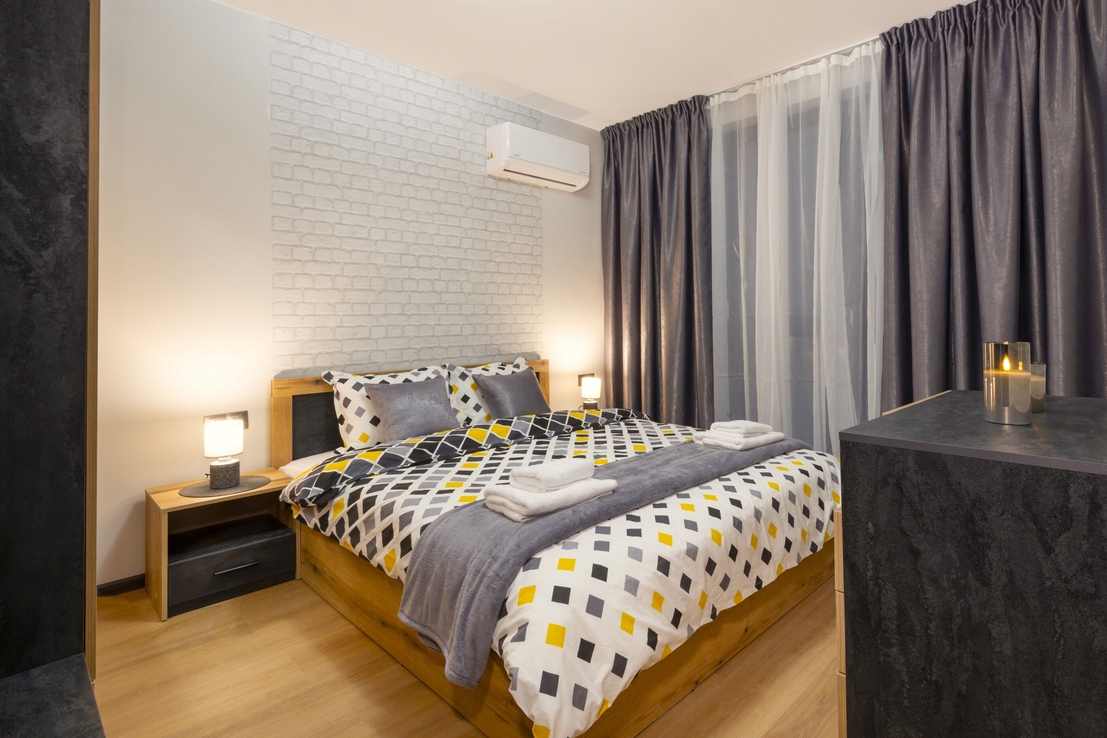 Apartamento estándar, balcón, vistas a la ciudad | Cortinas opacas y sistema de insonorización