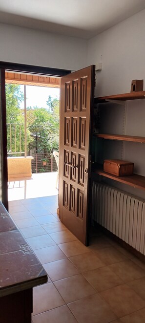Private kitchen - House Rural Tourism very close to Lleida, Swimming pool all year round. Barbecue. (Lleida)