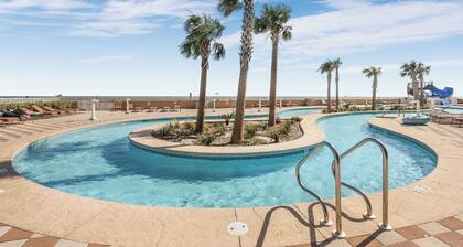 Beachfront, Lazy River and Slide, New Rental!