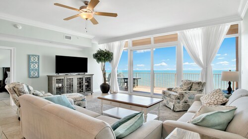 Beachfront, Lazy River and Slide, New Rental!