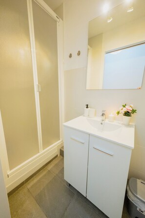 Haartrockner, Handtücher, Seife, Toilettenpapier