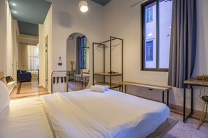 2 bedrooms, desk, iron/ironing board, WiFi - Anoor 210 · Anoor 1-BR Apt in Gemmayze W/Terrace & 24/7 Power (Lebanon - Beirut)