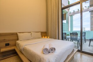 2 bedrooms, desk, iron/ironing board, WiFi - Anoor 210 · Anoor 1-BR Apt in Gemmayze W/Terrace & 24/7 Power (Lebanon - Beirut)