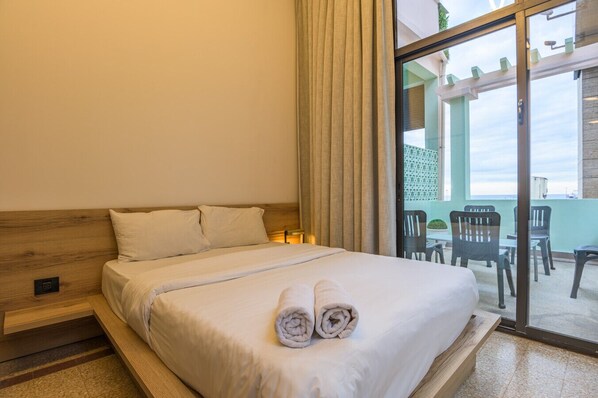 2 bedrooms, desk, iron/ironing board, WiFi