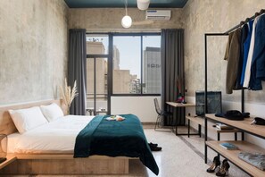 1 dormitorio, escritorio, tabla de planchar con plancha y wifi