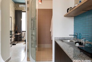 Microondas, placa de cocina y utensilios de cocina