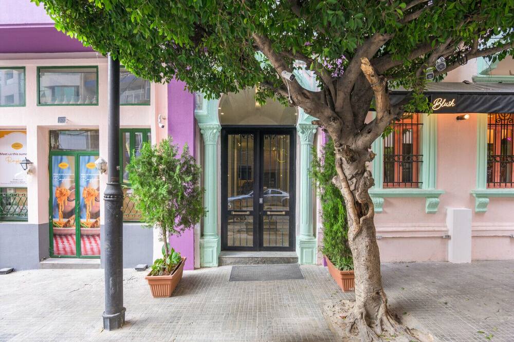 Anoor 202 · Anoor Studio in Gemmayze W/Balcony & 24/7 Power